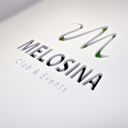 Logo Buchstabe M Schlange