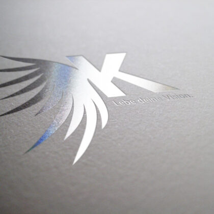 Logo Buchstabe K Flügel Engel Bewusstsein Friedlich Glück Hilfe Fliegen Vogel Leicht Fertiges Logo kaufen Logoshop Logoatelier.eu