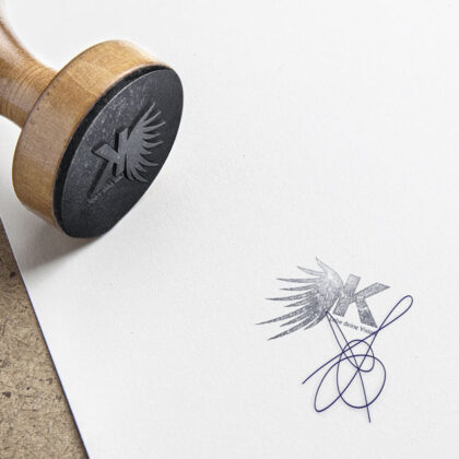 Logo Buchstabe K Flügel Engel Bewusstsein Friedlich Glück Hilfe Fliegen Vogel Leicht Fertiges Logo kaufen Logoshop Logoatelier.eu