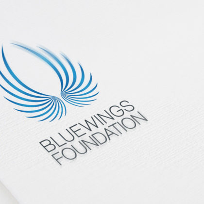 Logo Blaue Flügel Schutz Freiheit | Logo kaufen | LogoAtelier.eu