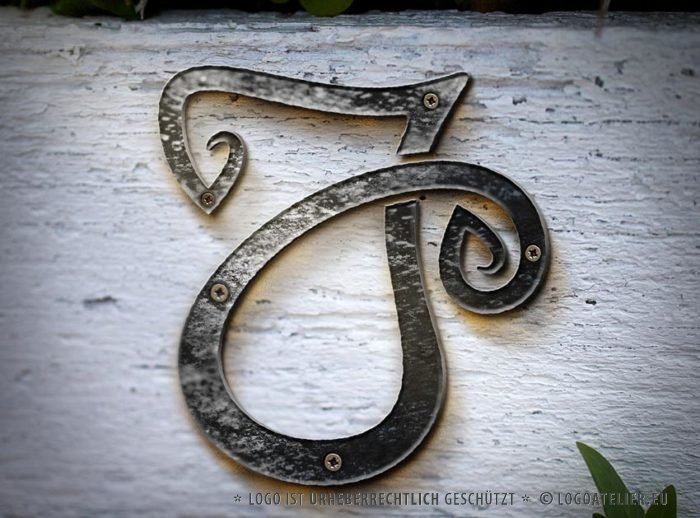 Logo Buchstabe J Pflanzen Herzen Garten Natur fertiges Logo kaufen LogoAtelier.eu