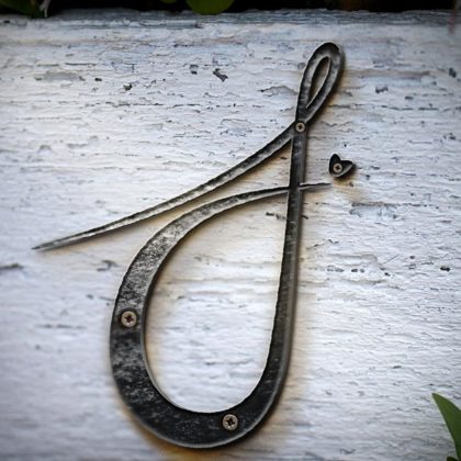 Logo Buchstabe J Herzen Gezeichnet Schwungvoll Dynamisch fertiges Logo kaufen LogoAtelier