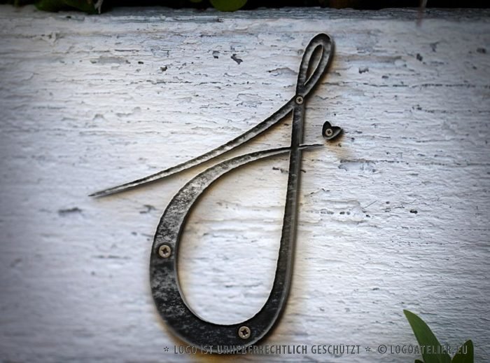 Logo Buchstabe J Herzen Gezeichnet Schwungvoll Dynamisch fertiges Logo kaufen LogoAtelier