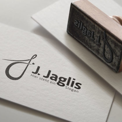 Logo Buchstabe J Herzen Gezeichnet Schwungvoll Dynamisch fertiges Logo kaufen LogoAtelier
