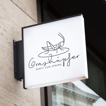 Logo Grashüpfer Insekten Beine Springen Sprung Heuschrecken Grille Kraft Bereit sein Neues wollen Cooles Logo kaufen LogoShop LogoAtelier.eu