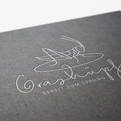 Logo Grashüpfer Insekten Beine Springen Sprung Heuschrecken Grille Kraft Bereit sein Neues wollen Cooles Logo kaufen LogoShop LogoAtelier.eu