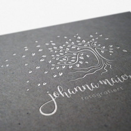 Natur Logo kaufen Baum Blatt Wurzel Wind Erholsam Beruhigend Wohltuend Psychologie Fotografie Ruhe Fertige Logos kaufen LogoShop LogoAtelier.eu