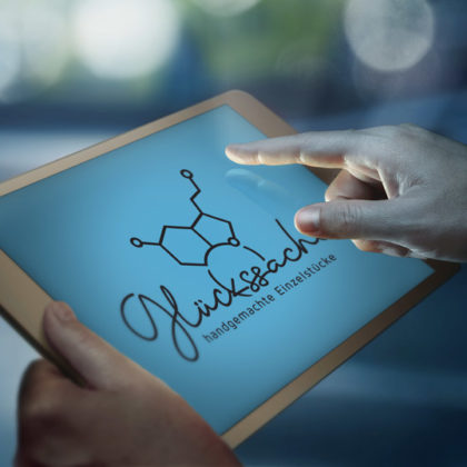 Logo Dopamin Serotonin Molekuel Glueckshormon Hormon Tatendrang Fantasie Schmuck Happyness Glueck Selbstgemacht Handgemachtes Einzelstueck Cooles Logo kaufen LogoAtelier.eu