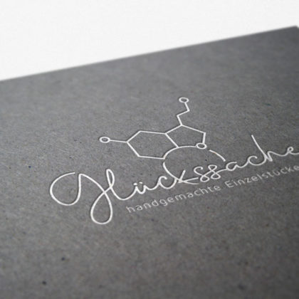 Logo Dopamin Serotonin Molekuel Glueckshormon Hormon Tatendrang Fantasie Schmuck Happyness Glueck Selbstgemacht Handgemachtes Einzelstueck Cooles Logo kaufen LogoAtelier.eu