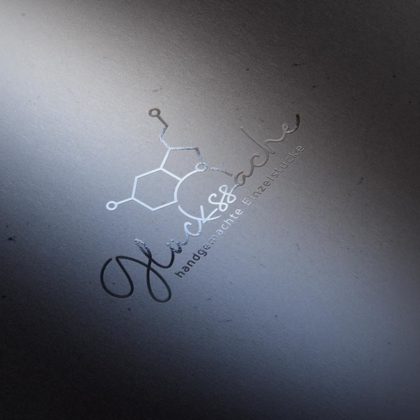Logo Dopamin Serotonin Molekuel Glueckshormon Hormon Tatendrang Fantasie Schmuck Happyness Glueck Selbstgemacht Handgemachtes Einzelstueck Cooles Logo kaufen LogoAtelier.eu