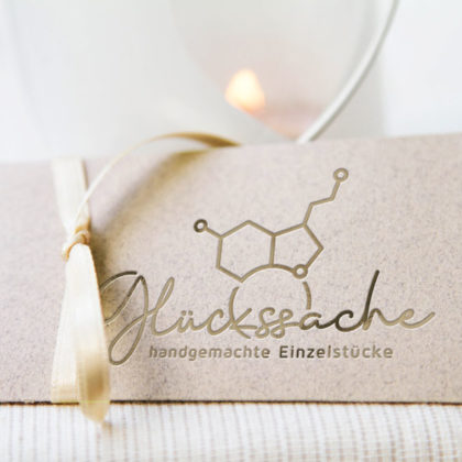 Logo Dopamin Serotonin Molekuel Glueckshormon Hormon Tatendrang Fantasie Schmuck Happyness Glueck Selbstgemacht Handgemachtes Einzelstueck Cooles Logo kaufen LogoAtelier.eu
