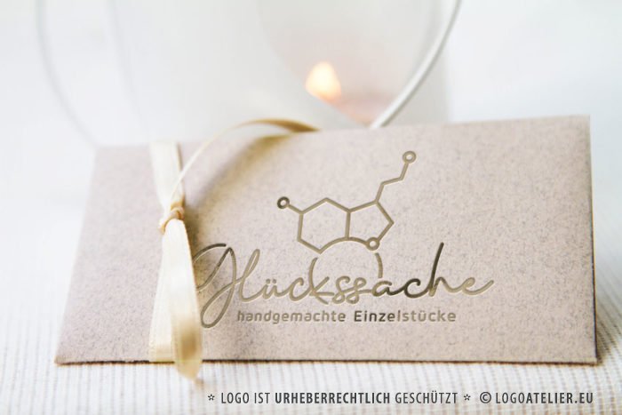 Logo Dopamin Serotonin Molekuel Glueckshormon Hormon Tatendrang Fantasie Schmuck Happyness Glueck Selbstgemacht Handgemachtes Einzelstueck Cooles Logo kaufen LogoAtelier.eu Logo Dopamin Serotonin Molekuel Glueckshormon Hormon Tatendrang Fantasie Schmuck Happyness Glueck Selbstgemacht Handgemachtes Einzelstueck Cooles Logo kaufen LogoAtelier.eu