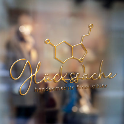 Logo Dopamin Serotonin Molekuel Glueckshormon Hormon Tatendrang Fantasie Schmuck Happyness Glueck Selbstgemacht Handgemachtes Einzelstueck Cooles Logo kaufen LogoAtelier.eu