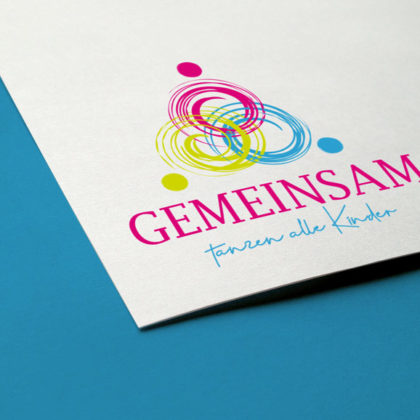 Kreatives-Logo-Menschen-Kinder-Bunt-Gemeinsam-Verschlungen-Tanzen-Farbenfroh-Freude-Spielen-Fertiges-Logo-kaufen-Buntes-Logo-kaufen-LogoShop-LogoAtelier.eu
