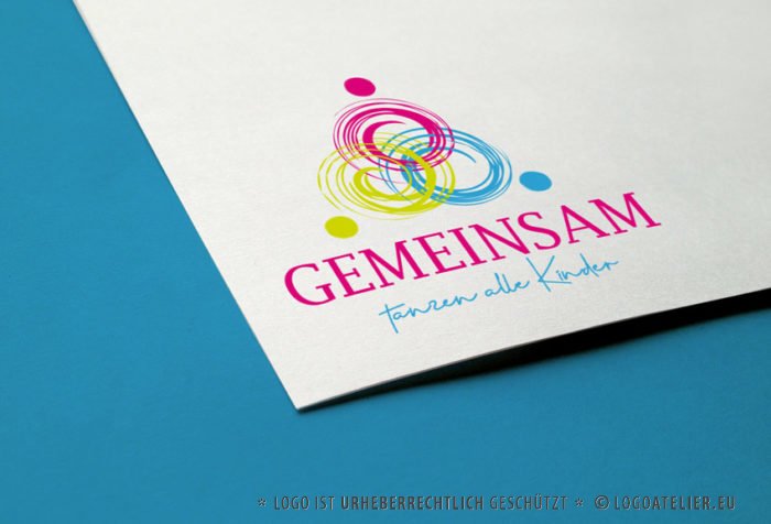 Kreatives-Logo-Menschen-Kinder-Bunt-Gemeinsam-Verschlungen-Tanzen-Farbenfroh-Freude-Spielen-Fertiges-Logo-kaufen-Buntes-Logo-kaufen-LogoShop-LogoAtelier.eu