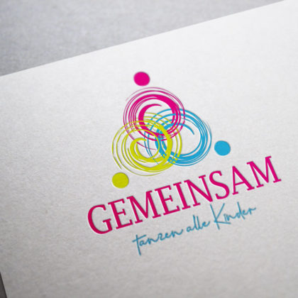Kreatives-Logo-Menschen-Kinder-Bunt-Gemeinsam-Verschlungen-Tanzen-Farbenfroh-Freude-Spielen-Fertiges-Logo-kaufen-Buntes-Logo-kaufen-LogoShop-LogoAtelier.eu
