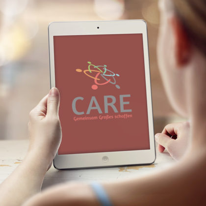 Logo soziales Engagement Menschen helfen Menschen Hilfe Kinder Pensionisten Pflege Tanzen Bewegen Gemeinsam Menschen für Menschen LogoAtelier fertige Logos kaufen LogoAtelier.eu