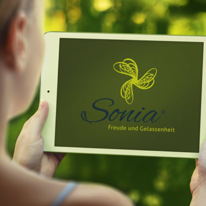 Natur Logo Freude Gelassenheit Spirituelles Logo Leichtes Logo Windrad Windmühle Natur Kraft Bewegung Insekten Flügel Frei Fertiges Logo kaufen LogoShop LogoAtelier.eu