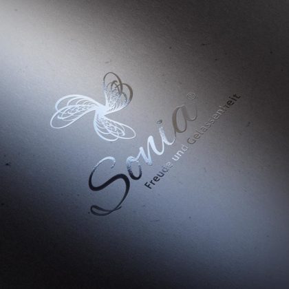 Natur Logo Freude Gelassenheit Spirituelles Logo Leichtes Logo Windrad Windmühle Natur Kraft Bewegung Insekten Flügel Frei Fertiges Logo kaufen LogoShop LogoAtelier.eu