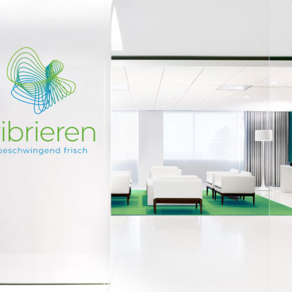 Logo Schwingung Vibration organisch dynamisch bewegen vibrieren schwingen Schwingung Schmetterling frisch beschwingend dynamisches Logo kaufen LogoShop LogoAtelier.eu