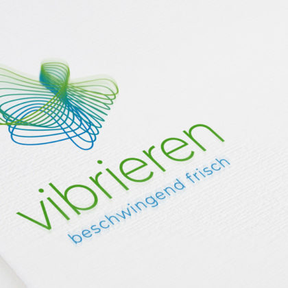 Logo Schwingung Vibration organisch dynamisch bewegen vibrieren schwingen Schwingung Schmetterling frisch beschwingend dynamisches Logo kaufen LogoShop LogoAtelier.eu