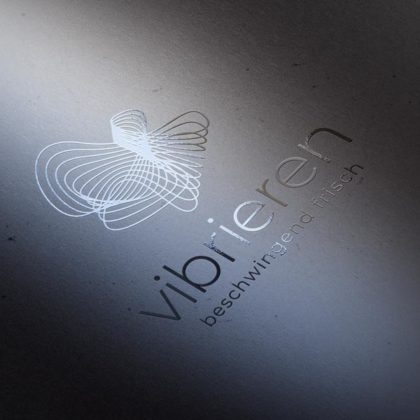 Logo Schwingung Vibration organisch dynamisch bewegen vibrieren schwingen Schwingung Schmetterling frisch beschwingend dynamisches Logo kaufen LogoShop LogoAtelier.eu