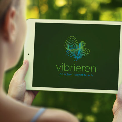 Logo Schwingung Vibration organisch dynamisch bewegen vibrieren schwingen Schwingung Schmetterling frisch beschwingend dynamisches Logo kaufen LogoShop LogoAtelier.eu