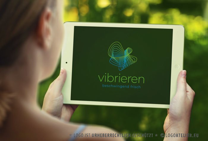 Logo Schwingung Vibration organisch dynamisch bewegen vibrieren schwingen Schwingung Schmetterling frisch beschwingend dynamisches Logo kaufen LogoShop LogoAtelier.eu