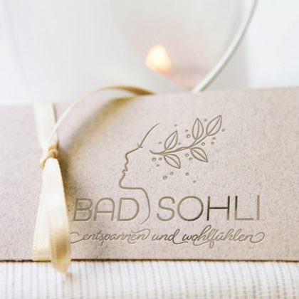 Logo Beauty Wellness Spa Entspannen Entspannung Wohlfühlen Erholung Urlaub Gesicht Frau Wasser Kosmetik Pflege Zart Fein Fertiges Logo kaufen LogoShop LogoAtelier.eu
