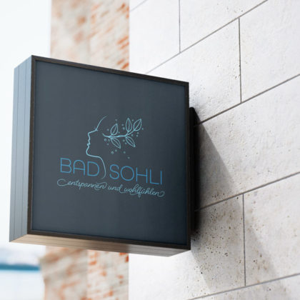 Logo Beauty Wellness Spa Entspannen Entspannung Wohlfühlen Erholung Urlaub Gesicht Frau Wasser Kosmetik Pflege Zart Fein Fertiges Logo kaufen LogoShop LogoAtelier.eu