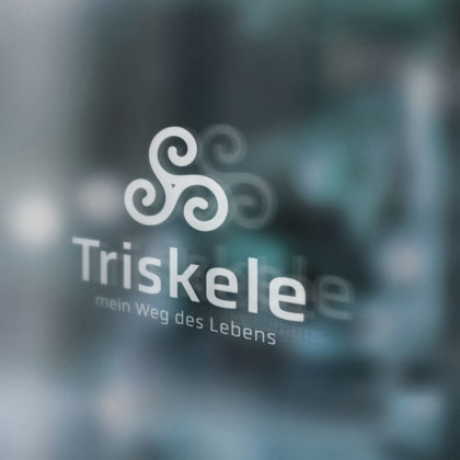 Logo Triskele Esoterik Vergangenheit Gegenwart Zukunft Geburt Leben Tod Beine Drei Spirituelles Logo kaufen Sanft Heilung Heilpraxis Pures Logo Exklusives Logo kaufen Beruhigend LogoShop LogoAtelier.eu
