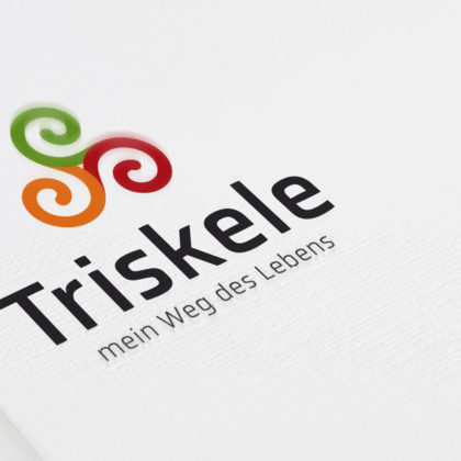 Logo Triskele Esoterik Vergangenheit Gegenwart Zukunft Geburt Leben Tod Beine Drei Spirituelles Logo kaufen Sanft Heilung Heilpraxis Pures Logo Exklusives Logo kaufen Beruhigend LogoShop LogoAtelier.eu