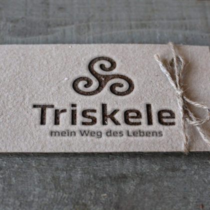 Logo Triskele Esoterik Vergangenheit Gegenwart Zukunft Geburt Leben Tod Beine Drei Spirituelles Logo kaufen Sanft Heilung Heilpraxis Pures Logo Exklusives Logo kaufen Beruhigend LogoShop LogoAtelier.eu