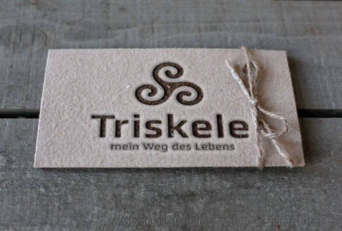 Logo Triskele Esoterik Vergangenheit Gegenwart Zukunft Geburt Leben Tod Beine Drei Spirituelles Logo kaufen Sanft Heilung Heilpraxis Pures Logo Exklusives Logo kaufen Beruhigend LogoShop LogoAtelier.eu