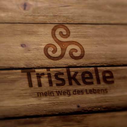 Logo Triskele Esoterik Vergangenheit Gegenwart Zukunft Geburt Leben Tod Beine Drei Spirituelles Logo kaufen Sanft Heilung Heilpraxis Pures Logo Exklusives Logo kaufen Beruhigend LogoShop LogoAtelier.eu