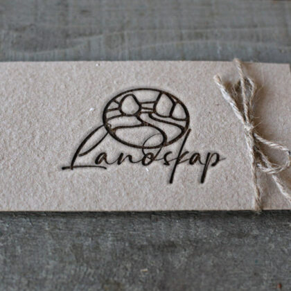 Logo Landschaft Gärtner Landschaftsbauer Natur Frieden Zufrieden Freisein Teich Baum Grün Bauer Schönheit Fertiges Logo kaufen Logoshop LogoAtelier.eu