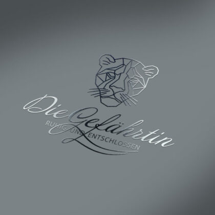 Logo Die Gefährtin Stark Ruhig Entschlossen Gefährte Tiere Löwe Löwin Katze Kätzchen Schnurren Schnurrli Elegantes Logo kaufen Überlegen Mächtig Beeindruckend LogoShop LogoAtelier.eu