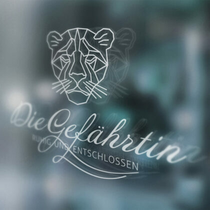 Logo Die Gefährtin Stark Ruhig Entschlossen Gefährte Tiere Löwe Löwin Katze Kätzchen Schnurren Schnurrli Elegantes Logo kaufen Überlegen Mächtig Beeindruckend LogoShop LogoAtelier.eu