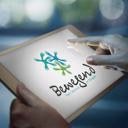Logo Kinder Spielen Menschen Bewegend Anregen Verformen Form Kneten Gemeinsam Froh Kindergarten Familie Zusammen Gruppen Baby Turnen Singen Teamwork Frisch Fertiges Logo kaufen LogoShop LogoAtelierl.eu