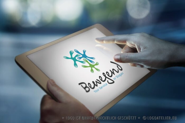 Logo Kinder Spielen Menschen Bewegend Anregen Verformen Form Kneten Gemeinsam Froh Kindergarten Familie Zusammen Gruppen Baby Turnen Singen Teamwork Frisch Fertiges Logo kaufen LogoShop LogoAtelierl.eu