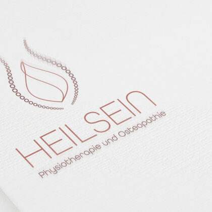 Logo Physiotherapie Osteopathie Praxis Sportphysiotherapie Training Bewegung Arzt Medizin Gesundhiet Bewegung Schmerztherapie Fertiges Logo kaufen LogoShop LogoAtelier.eu