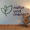 Logo Natur Menschen Pflanzen Gesundheit Floral Ökologisch Umwelt Umweltfreundlich Umweltschutz Vegan Biologisch Blumen Sportlich Schlichtes Design Simple Fertiges Logo kaufen LogoShop LogoAtelier.eu