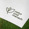 Logo Natur Menschen Pflanzen Gesundheit Floral Ökologisch Umwelt Umweltfreundlich Umweltschutz Vegan Biologisch Blumen Sportlich Schlichtes Design Simple Fertiges Logo kaufen LogoShop LogoAtelier.eu