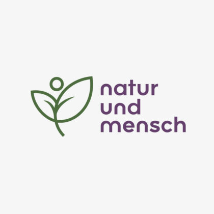Logo Natur Menschen Pflanzen Gesundheit Floral Ökologisch Umwelt Umweltfreundlich Umweltschutz Vegan Biologisch Blumen Sportlich Schlichtes Design Simple Fertiges Logo kaufen LogoShop LogoAtelier.eu