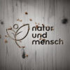 Logo Natur Menschen Pflanzen Gesundheit Floral Ökologisch Umwelt Umweltfreundlich Umweltschutz Vegan Biologisch Blumen Sportlich Schlichtes Design Simple Fertiges Logo kaufen LogoShop LogoAtelier.eu