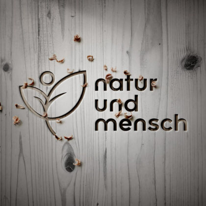 Logo Natur Menschen Pflanzen Gesundheit Floral Ökologisch Umwelt Umweltfreundlich Umweltschutz Vegan Biologisch Blumen Sportlich Schlichtes Design Simple Fertiges Logo kaufen LogoShop LogoAtelier.eu
