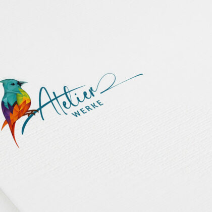Kreatives Logo Bunter Vogel Tiere AllesInEinem Design Buchstabe Druckerei Initiale Modern Origami Fantasie Farbenfroh Federn Fliegen Flügel Frei Freiheit Weiblich Wissen LogoShop LogoAtelier.eu