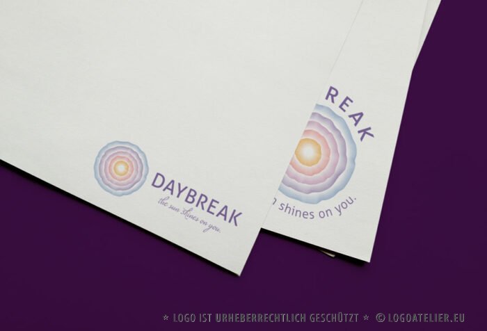 Spirituelles Logo Aufbruch Sonne Strahlen Wärme Veränderung Sonnenaufgang Tagesanbruch Ruhe Heilpraxis Heilpraktikerin Heilung Physiotherapie Spirituelles Firmenlogo kaufen LogoShop LogoAtelier.eu