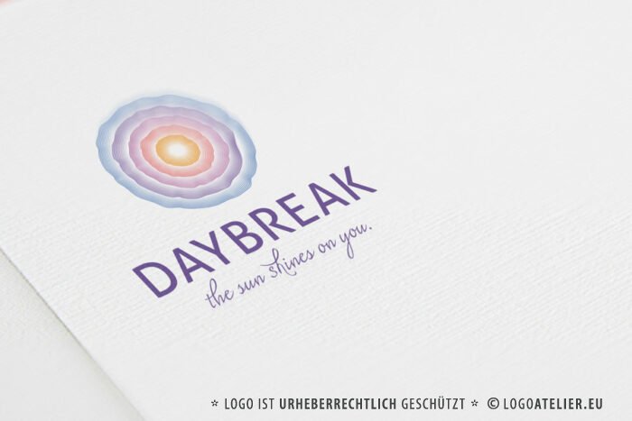 Spirituelles Logo Aufbruch Sonne Strahlen Wärme Veränderung Sonnenaufgang Tagesanbruch Ruhe Heilpraxis Heilpraktikerin Heilung Physiotherapie Spirituelles Firmenlogo kaufen LogoShop LogoAtelier.eu