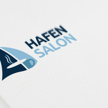 Kaffehaus Logo Marina Lounge Logo Hafen Meer Boote Segelboote Kaffee Tasse Kaffeetasse Restaurant Erholung Urlaub Entspannung Wasser Fertiges Logo kaufen LogoShop Logoatelier.eu